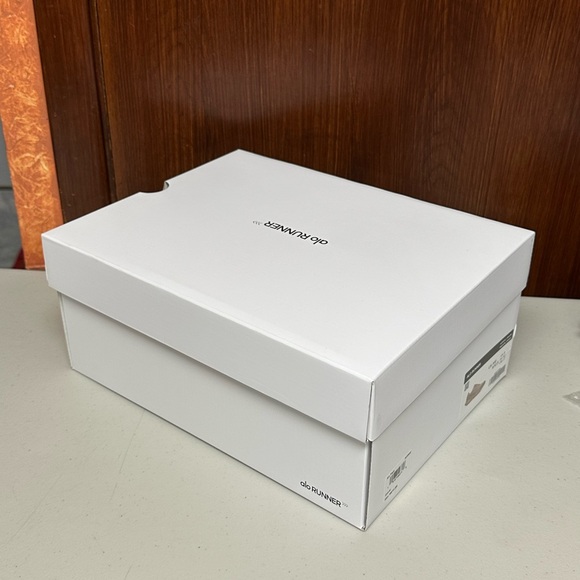 Alo Runner White Replacement Shoe Box - Picture 8 of 12